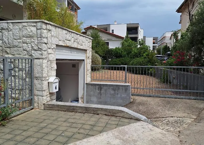 Bamboo House Apartment *